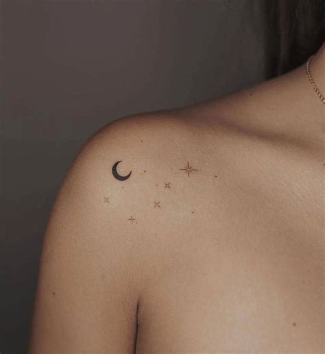 tatuaje de luna en el pecho mujer